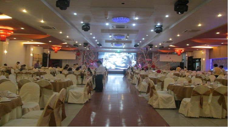 vach ngan di dong nha hang