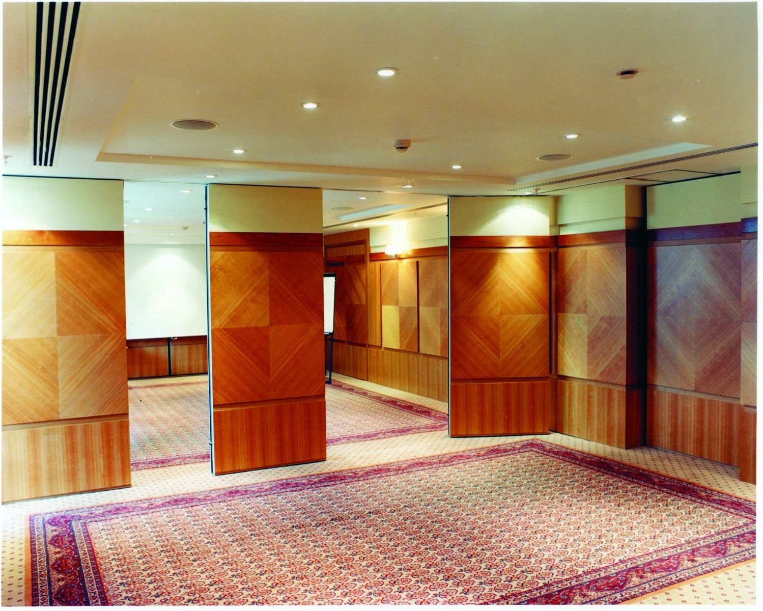 vach ngan di dong gia re