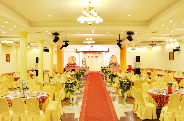 vach ngan di dong nha hang