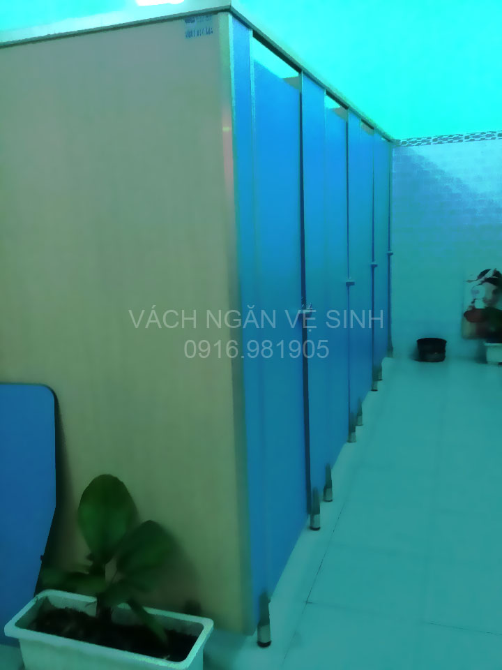 vach ngan ve sinh gia re