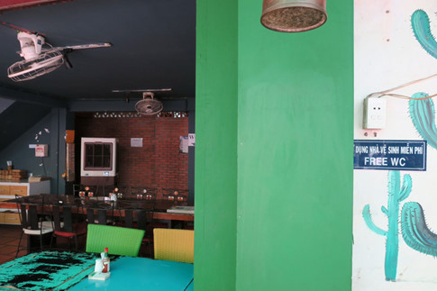 Nhiều cơ sở dịch vụ ở phố Tây (P.Phạm Ngũ Lão) treo bảng “sử dụng nhà vệ sinh miễn phí”