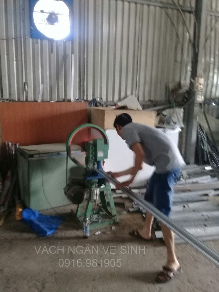 xưởng sản xuất vách ngăn nhà hàng