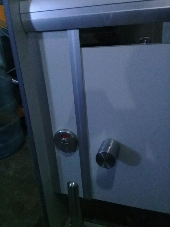 vách ngăn vệ sinh