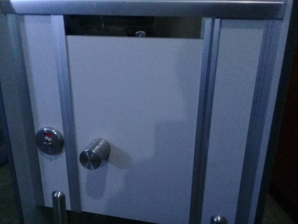 vach ngan ve sinh compact