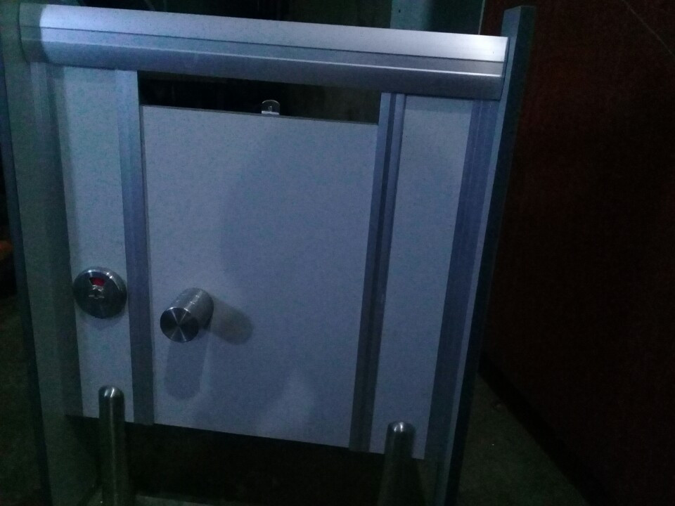 vach ngan ve sinh gia re