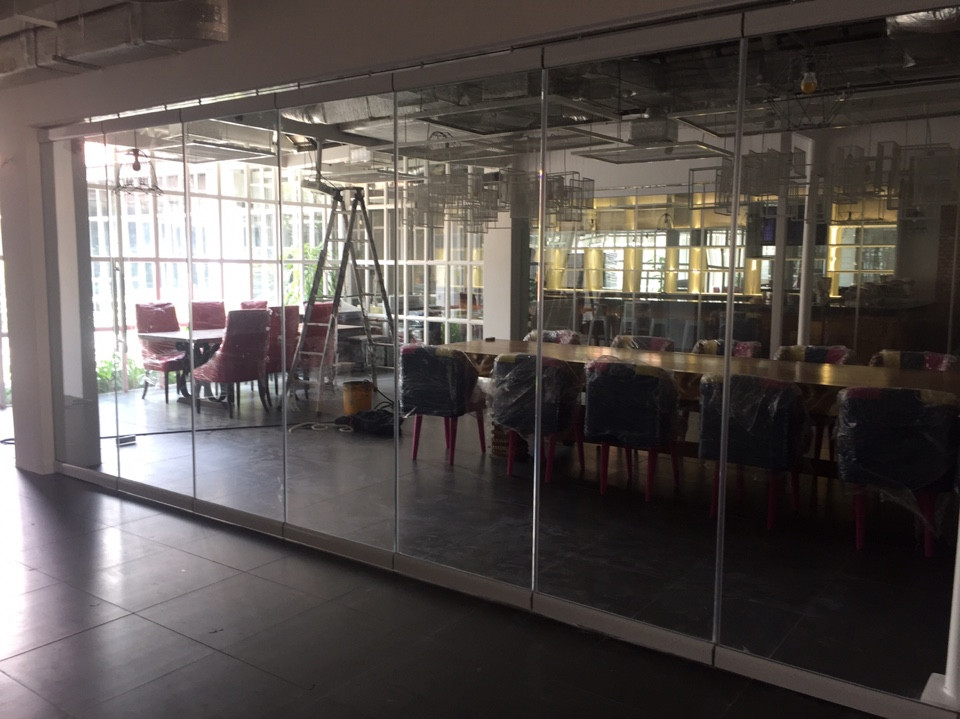 vách ngăn kính cường lực