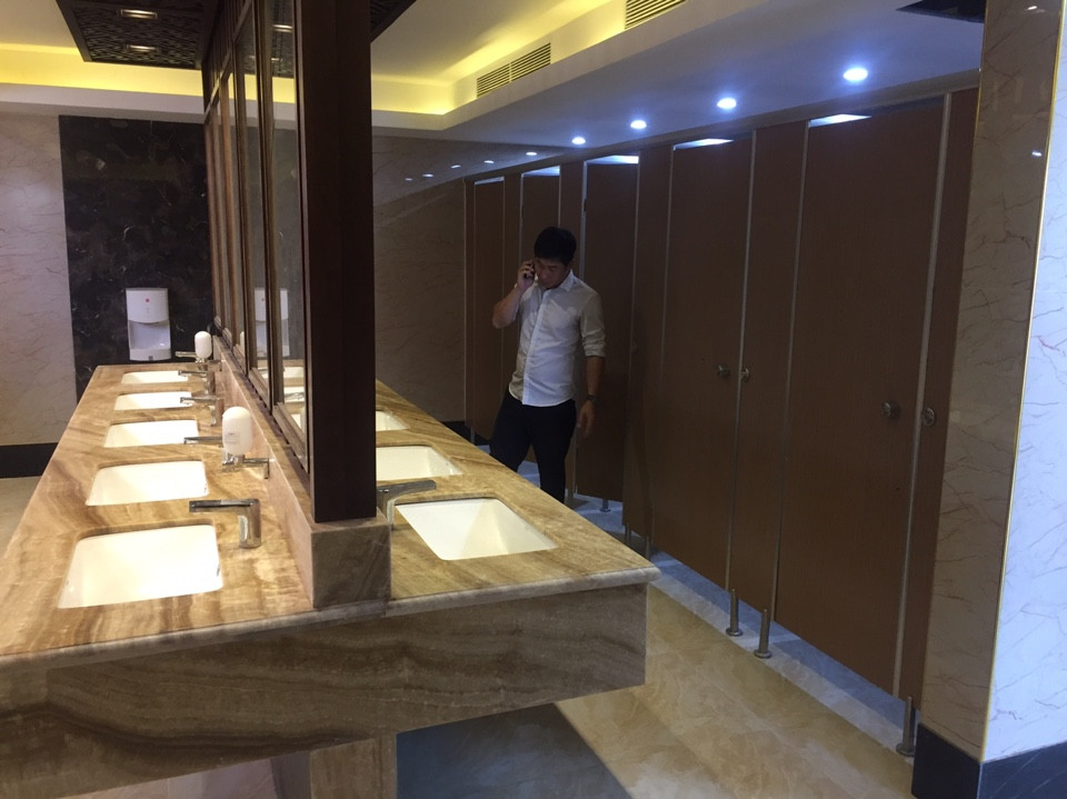 vách ngăn vệ sinh nhà hàng luxury palace