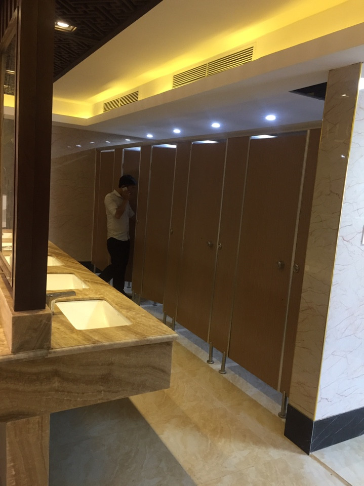 vách ngăn vệ sinh