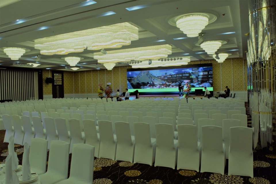 vach ngan di dong nha hang